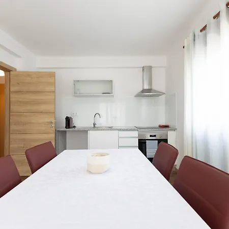 ゲストハウス A Trajadinha Do Lima *